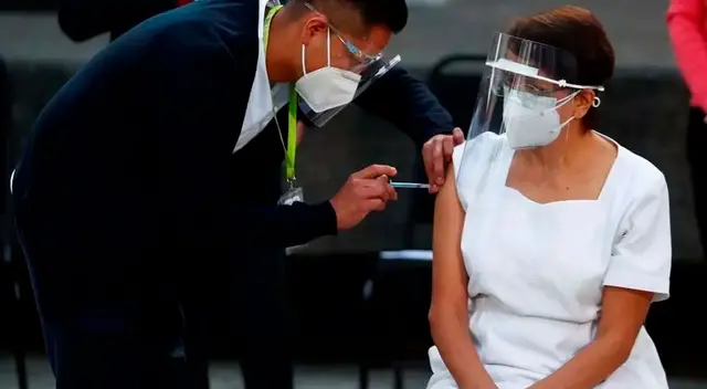 Vacunan más de 5 000 médicos con la vacuna de Pfizer/BioNTech en Chile