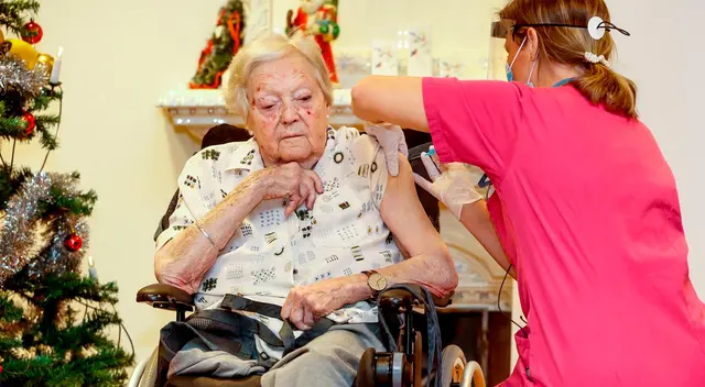 Una enfermera inyecta la vacuna contra la covid-19 a una adulta mayor en una residencia de ancianos en Mjolby, en Suecia. Una enfermera inyecta la vacuna contra la covid-19 a una adulta mayor en una residencia de ancianos en Mjolby, en Suecia.
