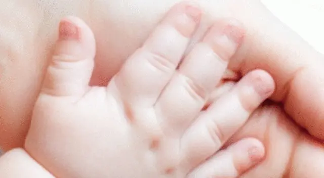 El hospital le prohibió a la mujer de 33 años sostener a la pequeña bebé, abrazarla o estar cerca de ella. El hospital le prohibió a la mujer de 33 años sostener a la pequeña bebé, abrazarla o estar cerca de ella.