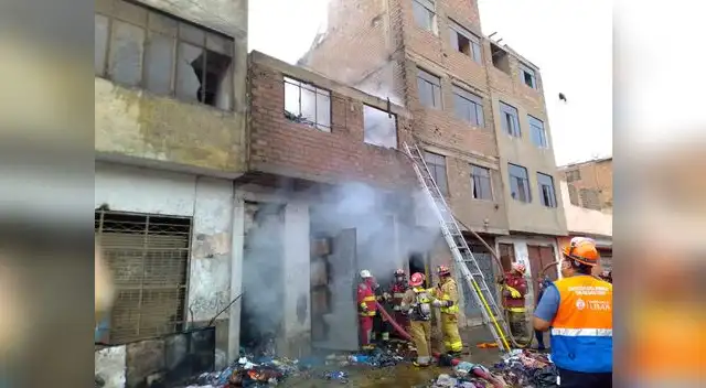 incendio de grandes proporciones en La Victoria