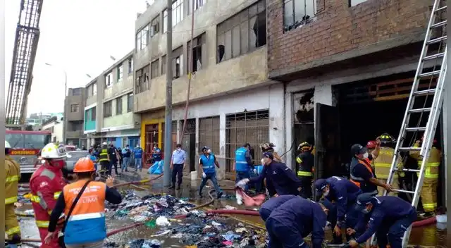 incendio de grandes proporciones en La Victoria