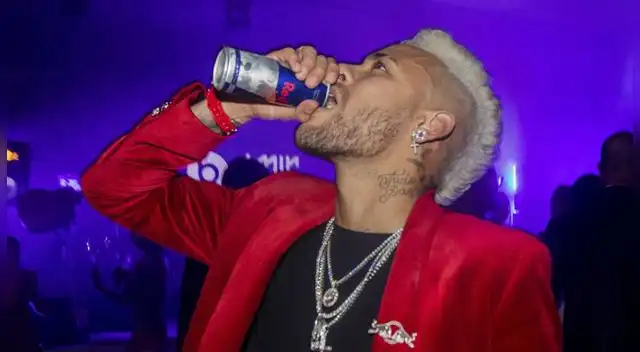 Neymar es muy amante a las reuniones. Neymar es muy amante a las reuniones.