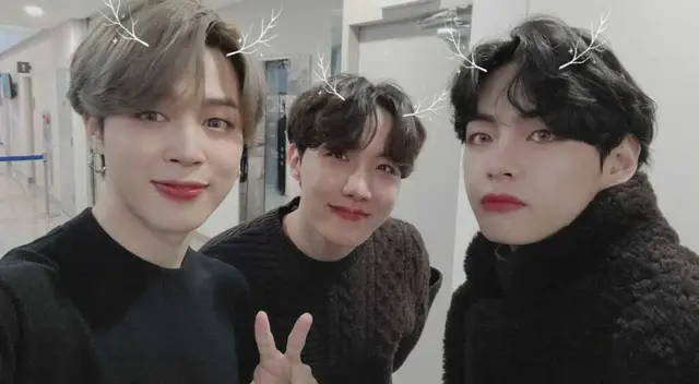 Kim Tae-Hyung cumple 25 años (26 años en edad coreana) este 30 de diciembre y sus compañeros de BTS lo han festejado en redes sociales. Kim Tae-Hyung cumple 25 años (26 años en edad coreana) este 30 de diciembre y sus compañeros de BTS lo han festejado en redes sociales.