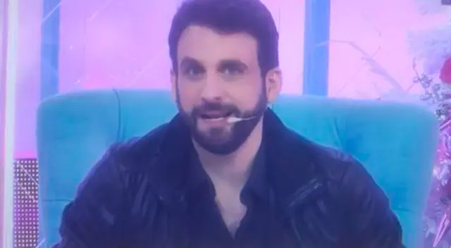 Rodrigo González se dio cuenta que le habían encendido el micrófono y se molestó. Rodrigo González se dio cuenta que le habían encendido el micrófono y se molestó.