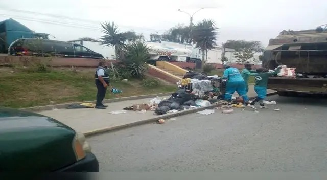 Equipo de emergencia recoge basura de calles chalacas