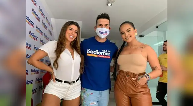 Las famosas cantantes salseras limaron asperezas y posaron para foto del recuerdo durante la premiación de Radiomar.