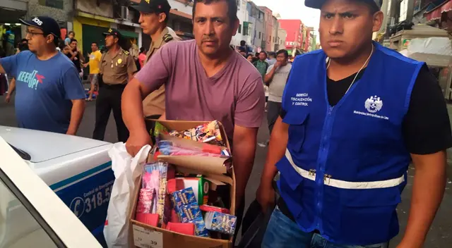 La MML señaló que se multará a las personas que quemen residuos sólidos peligrosos en la vía pública con una penalización que asciende a 17.200 soles. La MML señaló que se multará a las personas que quemen residuos sólidos peligrosos en la vía pública con una penalización que asciende a 17.200 soles.