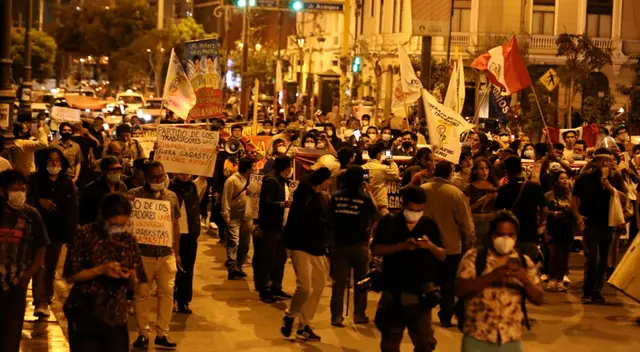 Cientos de personas se dirigen hacia el Congreso para protestar en rechazo a la nueva ley de Promoción Agraria.