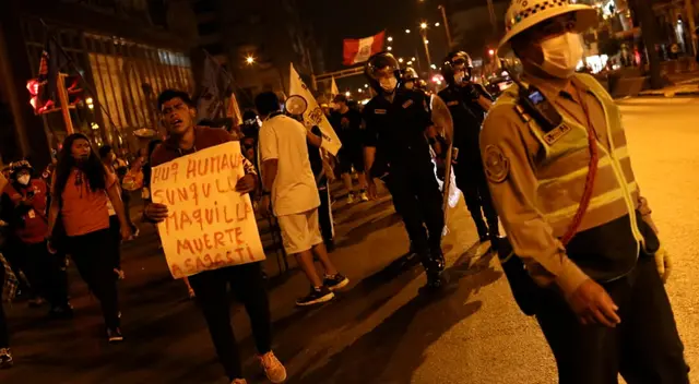 Cientos de personas se dirigen hacia el Congreso para protestar en rechazo a la nueva ley de Promoción Agraria.