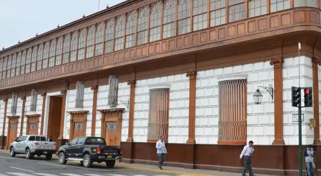 Ministros llegan a Trujillo y mantienen mesa de diálogo.