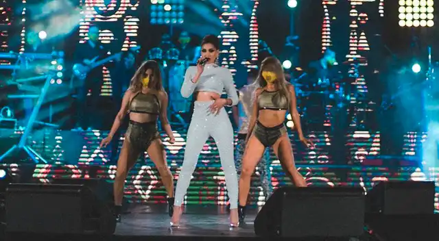 Recibe el año cantando. Recibe el año cantando.