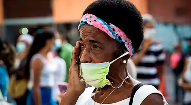 Una mujer llora en una ceremonia religiosa en Caracas.
