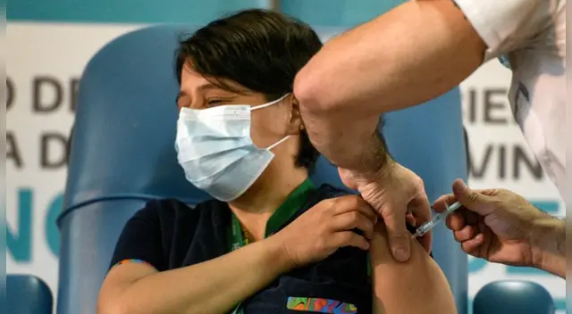 Fiebre, cefalea y mialgia fueron algunos de los efectos adversos que padecieron los argentinos vacunados con la Sputnik V.