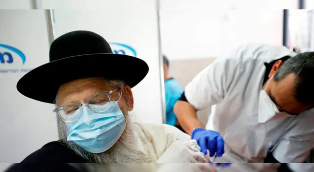 Un ultraortodoxo juría recibe la vacuna contra el coronavirus en Maccabi. Un ultraortodoxo juría recibe la vacuna contra el coronavirus en Maccabi.