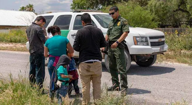 Migrantes ingresan ilegalmente a los Estados Unidos cruzando el Río Bravo. Migrantes ingresan ilegalmente a los Estados Unidos cruzando el Río Bravo.