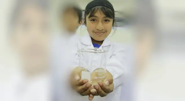 Niñas científicas representan al Perú. Niñas científicas representan al Perú.