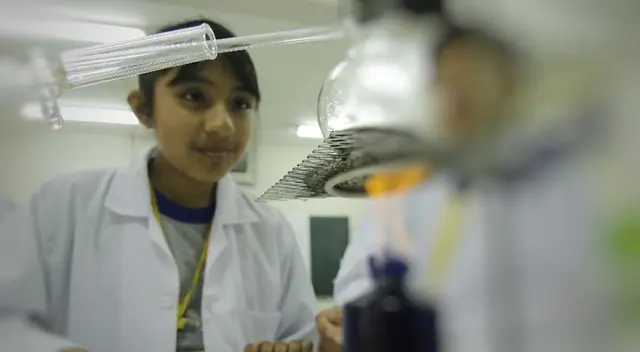 Niñas científicas representan al Perú. Niñas científicas representan al Perú.