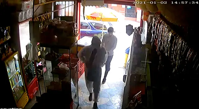 Ambos sujetos totalmente armados amenazaron a quien atendía en la bodega para que entregara el dinero de las ventas del día.