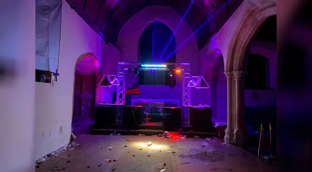 Cientos de personas se reúnen en una iglesia para celebrar fiesta de Año Nuevo en el Reino Unido