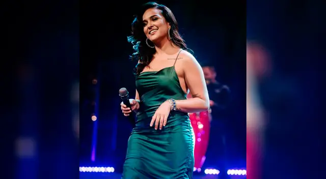 Daniela Darcourt recibe premio como Daniela Darcourt recibe premio como