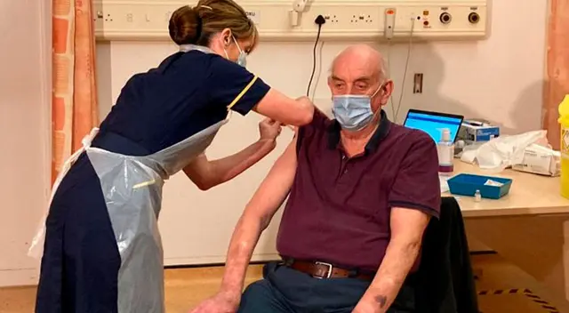 Vacuna contra el COVID-19 de AstraZeneca se comienza a usar en el Reino Unido Vacuna contra el COVID-19 de AstraZeneca se comienza a usar en el Reino Unido