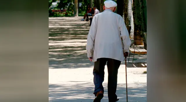 Adulto mayor pide trabajo como chofer y su fotografía se vuelve viral en las redes sociales Adulto mayor pide trabajo como chofer y su fotografía se vuelve viral en las redes sociales