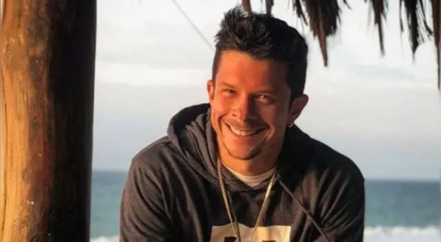 Mario Hart confunde pasta de dientes con crema para bebés.