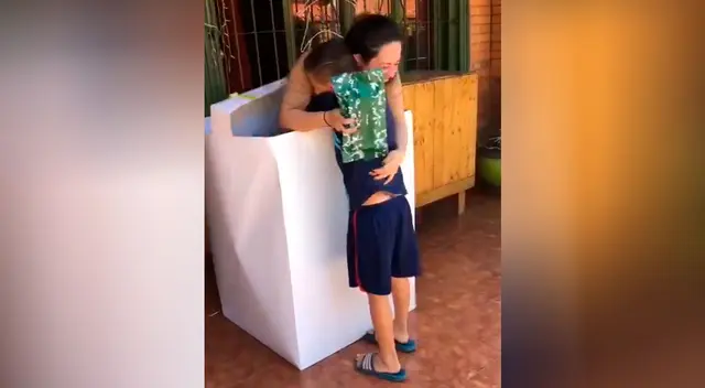 El emotivo reencuentro entre una madre y su hijo que no se ven hace 11 meses