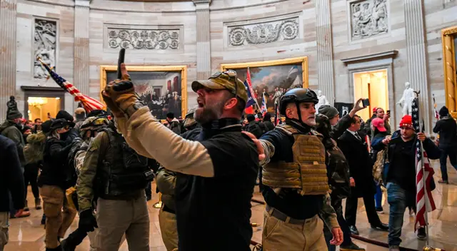 Los seguidores de Trump irrumpen en el Congreso de Estados Unidos. Los seguidores de Trump irrumpen en el Congreso de Estados Unidos.