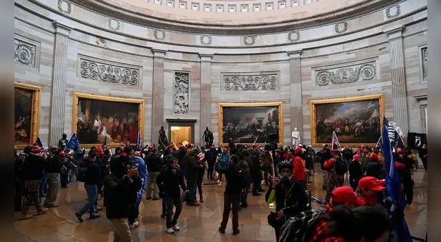 Manifestantes irrumpen en el Capitolio este miércoles 6 de enero. Foto: AFP Manifestantes irrumpen en el Capitolio este miércoles 6 de enero. Foto: AFP