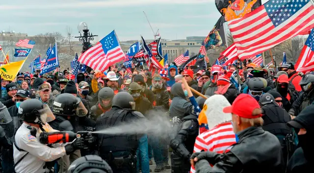 La manifestante recibió un impacto de bala en el pecho. La manifestante recibió un impacto de bala en el pecho.