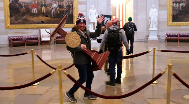 Partidarios de Donald Trump en el interior del Capitolio. Partidarios de Donald Trump en el interior del Capitolio.