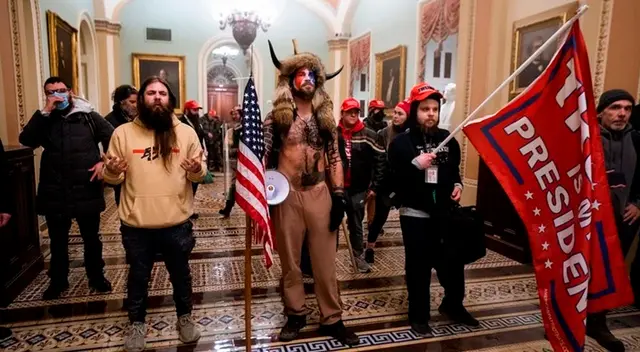Q-Shaman al irrumpir en el Capitolio de los Estados Unidos. Q-Shaman al irrumpir en el Capitolio de los Estados Unidos.