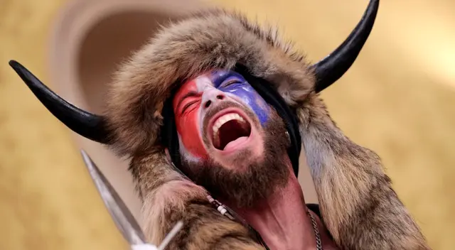 Q-Shaman, Jake Angeli simpatizante de Donald Trump Q-Shaman, Jake Angeli simpatizante de Donald Trump