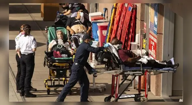 Pacientes esperan fuera de una sala de emergencias en un hospital de Los Ángeles, EE.UU. Pacientes esperan fuera de una sala de emergencias en un hospital de Los Ángeles, EE.UU.