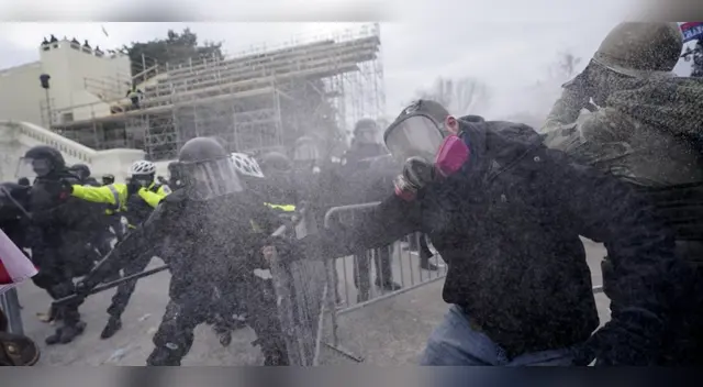 Partidarios de Donald Trump se enfrentan a la policía en EE .UU.