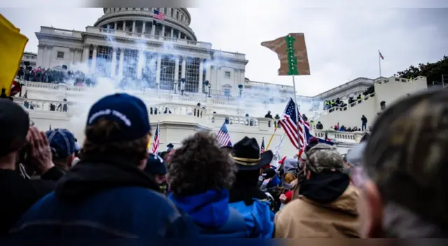 Partidarios de Donald Trump se enfrentan a la policía en EE .UU.