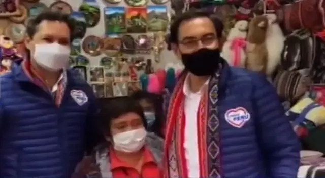 Daniel Salaverry y Martín Vizcarra se fotografiaron con una de las vendedoras de un mercado en Cusco.