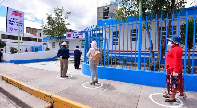 Zúñiga indicó que el hombre de la posible reinfección y el confirmado se encuentran estables y cumpliendo cuarentena obligatoria desde sus viviendas. Zúñiga indicó que el hombre de la posible reinfección y el confirmado se encuentran estables y cumpliendo cuarentena obligatoria desde sus viviendas.