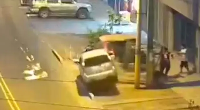 Hasta el momento se desconoce qué habría provocado el despiste de la unidad y la Policía ya se encuentra investigando el caso.