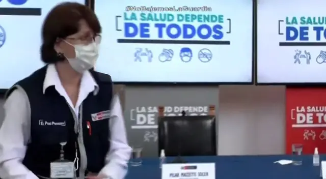 Pilar Mazzetti se incomodó con insistencia de periodistas en conferencia de prensa.