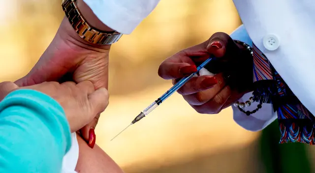 La vacuna Sinopharm llega a Perú en enero, pero ¿Cómo será la aplicación de las primeras dosis ? Te mostramos el plan de vacunación que el Minsa tiene preparado. La vacuna Sinopharm llega a Perú en enero, pero ¿Cómo será la aplicación de las primeras dosis ? Te mostramos el plan de vacunación que el Minsa tiene preparado.