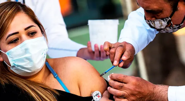 La vacuna Sinopharm llega a Perú en enero, pero ¿Cómo será la aplicación de las primeras dosis ? Te mostramos el plan de vacunación que el Minsa tiene preparado. La vacuna Sinopharm llega a Perú en enero, pero ¿Cómo será la aplicación de las primeras dosis ? Te mostramos el plan de vacunación que el Minsa tiene preparado.