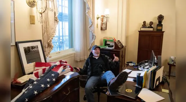 Barnett  se volvió viral por sentarse en el escritorio de la presidenta de la Cámara de Representantes de Estados Unidos, Nancy Pelosi, tras irrumpir en el Capitolio.