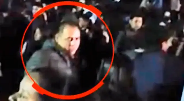 El alcalde fue captado sin mascarilla y sin respetar el distanciamiento social. El alcalde fue captado sin mascarilla y sin respetar el distanciamiento social.