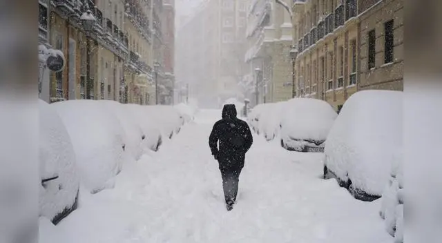 Un hombre camina por la calle durante una fuerte nevada en Madrid, España.
