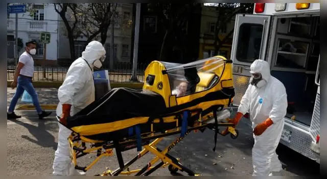 Paramédicos trasladan a una paciente que padece covid-19 de un hospital a otro, México. Paramédicos trasladan a una paciente que padece covid-19 de un hospital a otro, México.