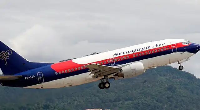 Hallan las cajas negras del avión que se estrelló con 62 personas en Indonesia