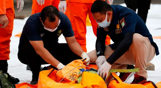 Hallan las cajas negras del avión que se estrelló con 62 personas en Indonesia