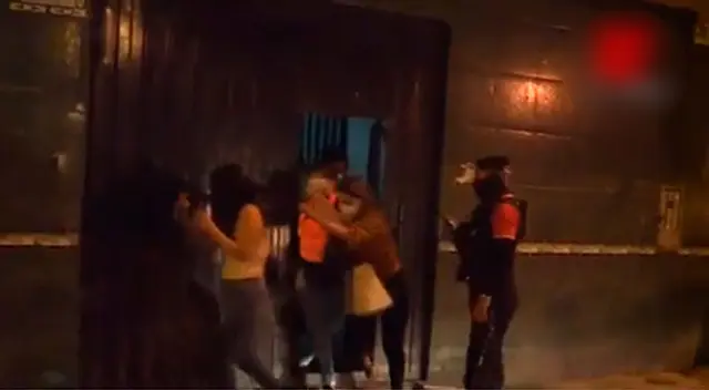 Asistentes huyeron despavoridos al notar la presencia del Serenazgo del distrito y la Policía Nacional.